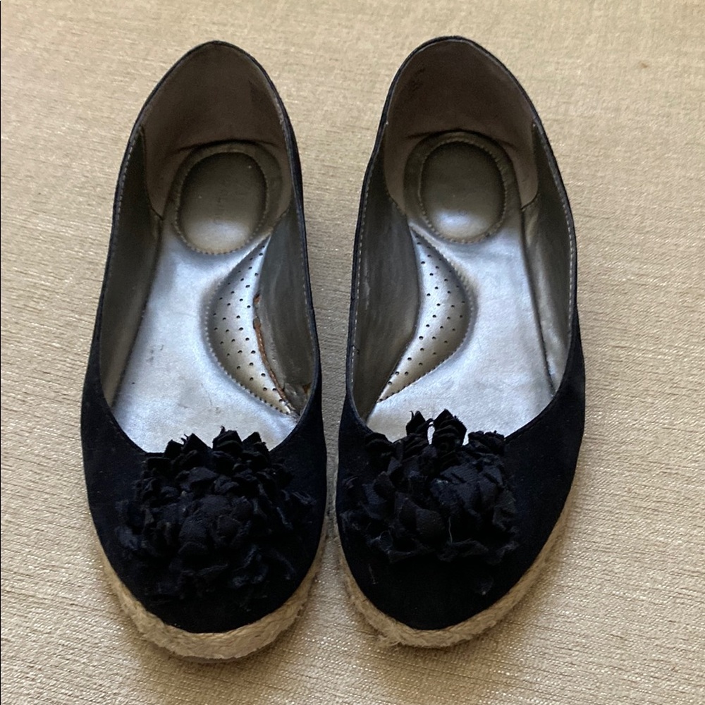 Elegant Black Women's Shoes with Floral Detail